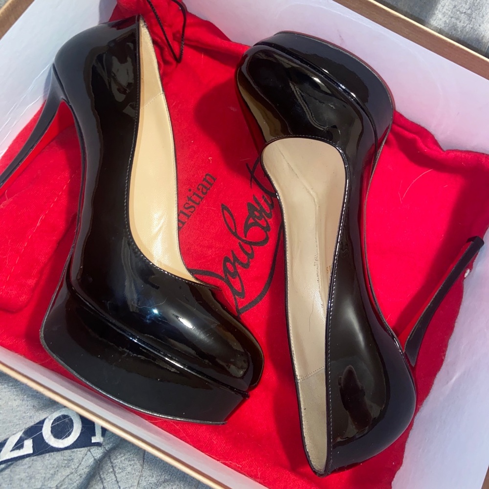 Size 7 near perfect condition Louboutin heels